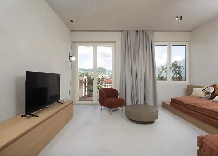 Modern With Skyline Views شقة